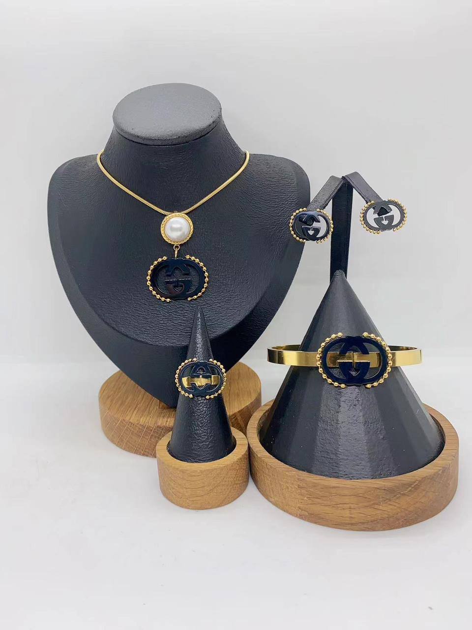*Stainless steel SET 💯*
Necklace ❤️‍🩹
Earring 🍁
Breslat ❣️
Ring 💍 free size
With normal boxes 📦 
And paper bag 🛍️
45 dhs🪙🌨️

Zain216
♥️♥️♥️