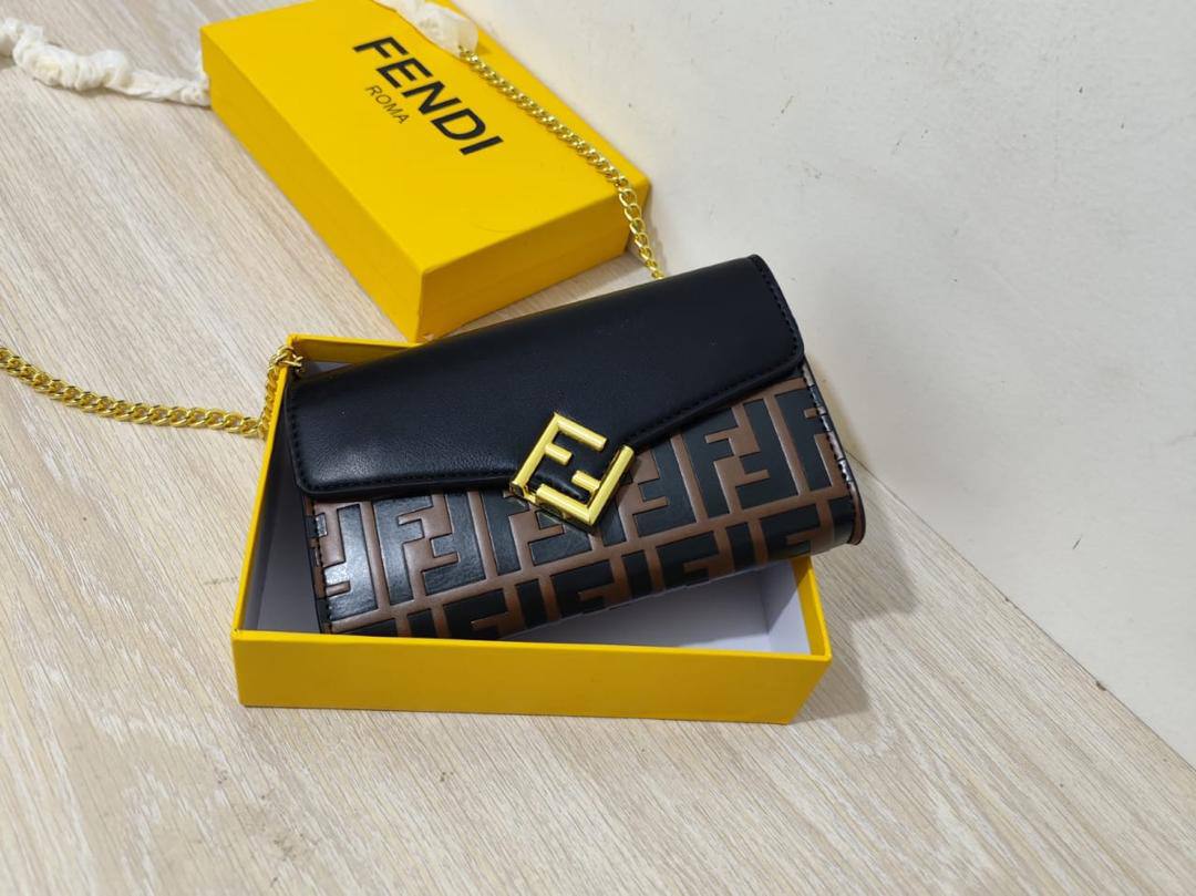 Fendi
90 dhs🪙💕

high quality 
With box  
🎁🎁🎁

21cm

Zain26
♥️♥️♥️