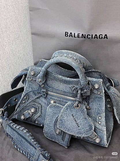 Balenciaga
Master🌺🌺
380 dhs💓

Zain10
♥️♥️♥️