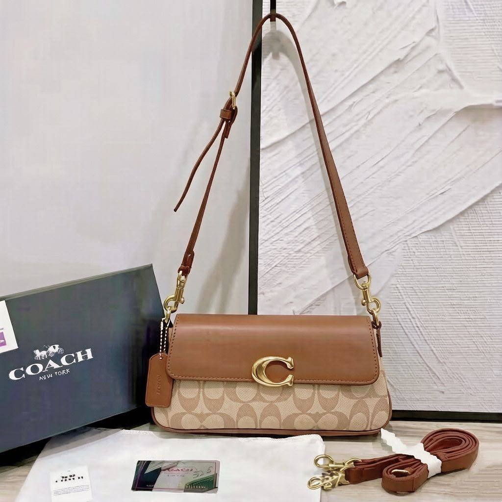 COACH 
 GOOD QUALITY
 WITH BOX 
90 dhs💓
Size:25cm

Zain39
♥️♥️♥️