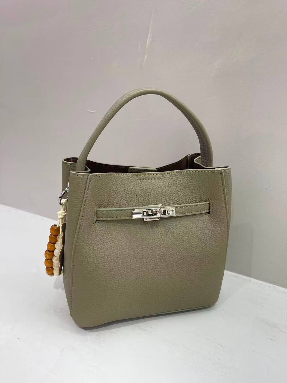 Hermes 
120 dhs✅
size 22 cm

Zain161
♥️♥️♥️