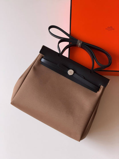Hermes
Super AAA + Quality 💯

 With original packing🎁🎁
 SIZE:36and42
 Available now 

630 dhs🇦🇪🇦🇪

Zain52
♥️♥️♥️