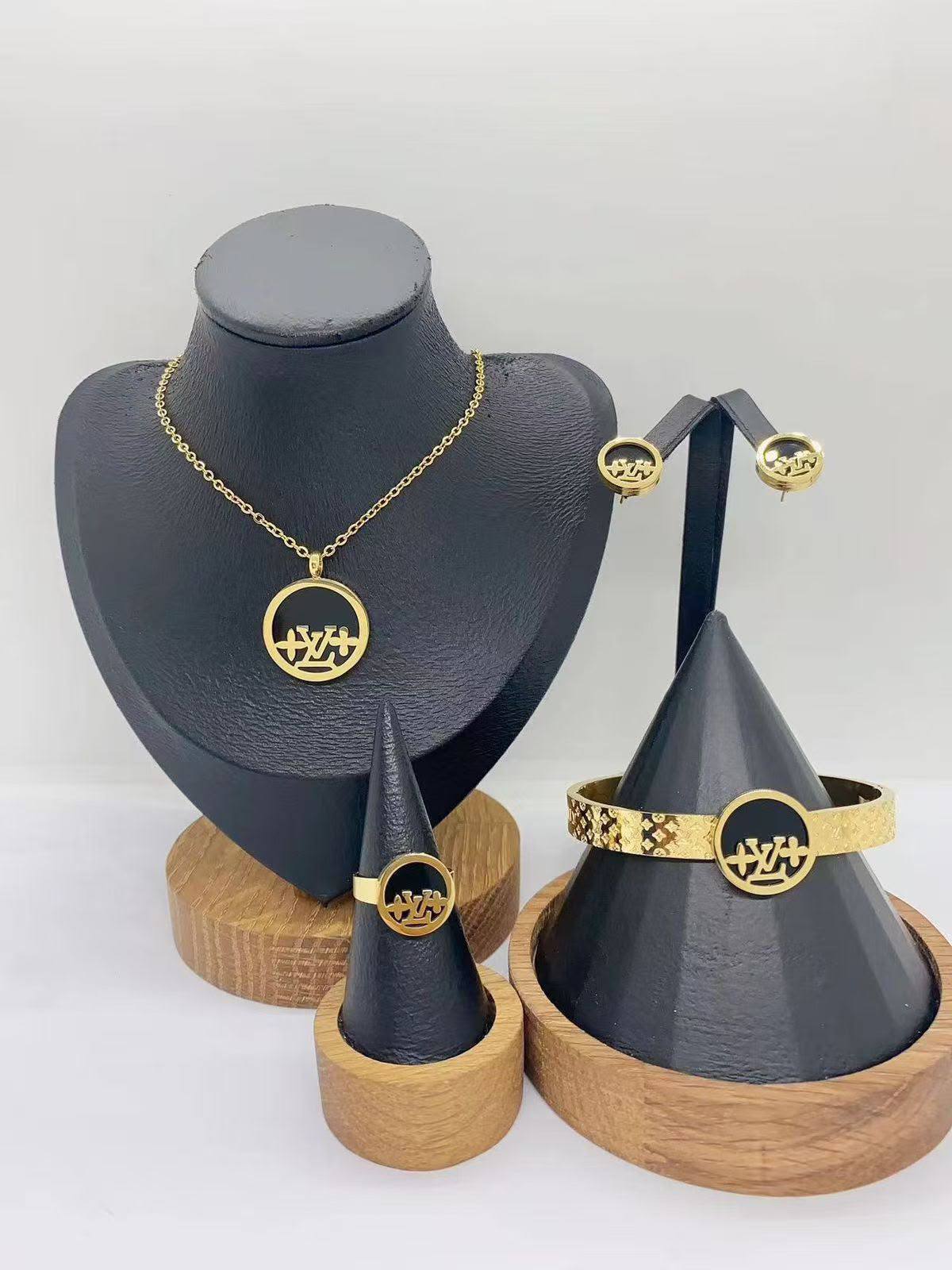 Accessories Set
50 dhs🇦🇪🇦🇪

Zain45
♥️♥️♥️