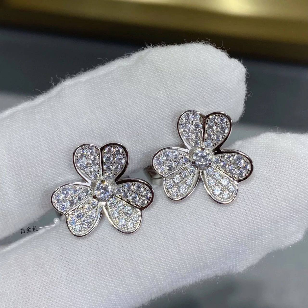 VCA ❤️‍🔥*
Earring 🐦‍🔥
Master quality 💯
With normal boxes 📦 
60 dhs✅
With master box 🗃️ 
95 dhs✅

Zain216
♥️♥️♥️
