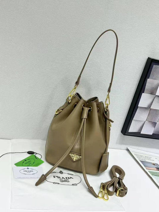 Prada
GOOD QUALITY 💯

115 dhs🪙💚

With Box
🎁🎁🎁

Zain269
♥️♥️♥️
