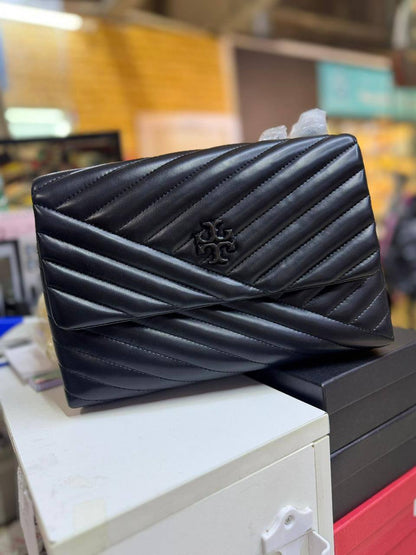 Tory Burch 
1️⃣ Finish Quality +🎁

Size: 28 * 19 cm
80 dhs🪙🌨️

with box 
🎁🎁🎁

Zain115
♥️♥️♥️