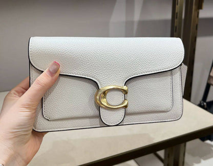 Coach
good quality, 

comes with box, 
🎁🎁🎁

size...25 *15 cm 

95 dhs💓

Zain12
♥️♥️♥️