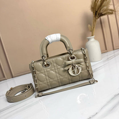 Dior 
Master🌺🌺
330 dhs✅
#22cm🥰🥰

Zain228
♥️♥️♥️