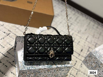 Dior
100 dhs✅
with box
🎁🎁🎁

size 21×4×12cm

Zain42
♥️♥️♥️