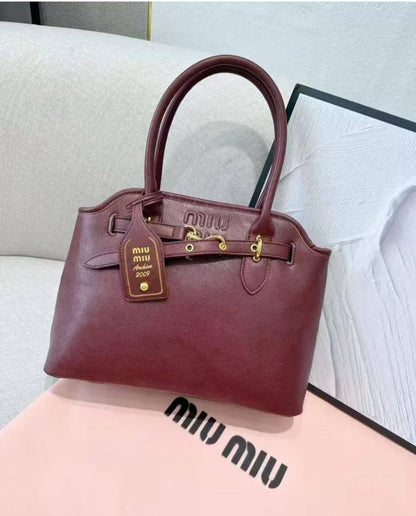 Miu Miu
90 dhs✅
With box
Size32cm

Zain219
♥️♥️♥️