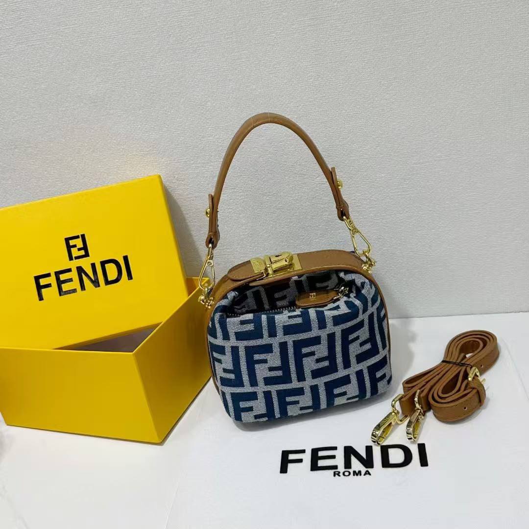 Fendi

Best quality

With box

90 DHS🇦🇪🇦🇪🇦🇪

size 16cm

Zain158
♥️♥️♥️