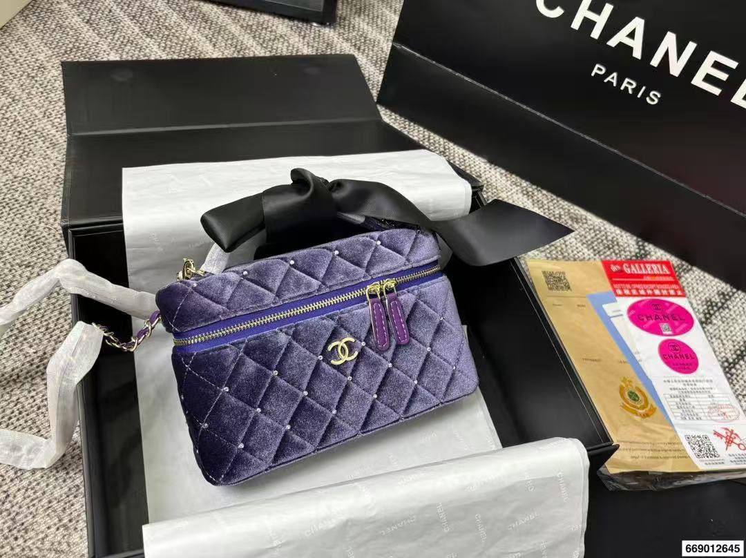 Chanel 
Master
270 dhs🪙🌨️
#19cm💕💕
#with box🥳❤️

Zain228
♥️♥️♥️