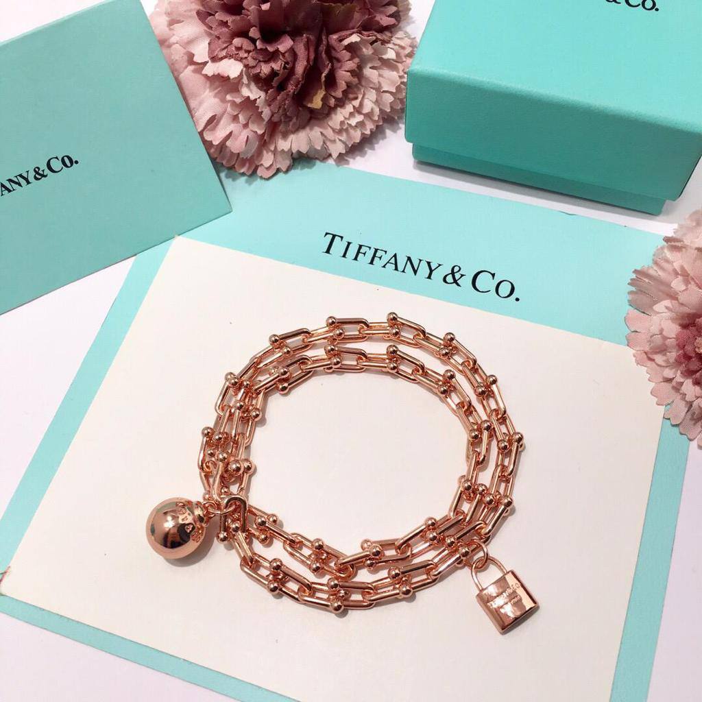 TIFFANY BRACELET 
MASTER

100 dhs🇦🇪🇦🇪

WITH BOX AND PAPER BAG
🎁🛍️

Zain89
♥️♥️♥️
