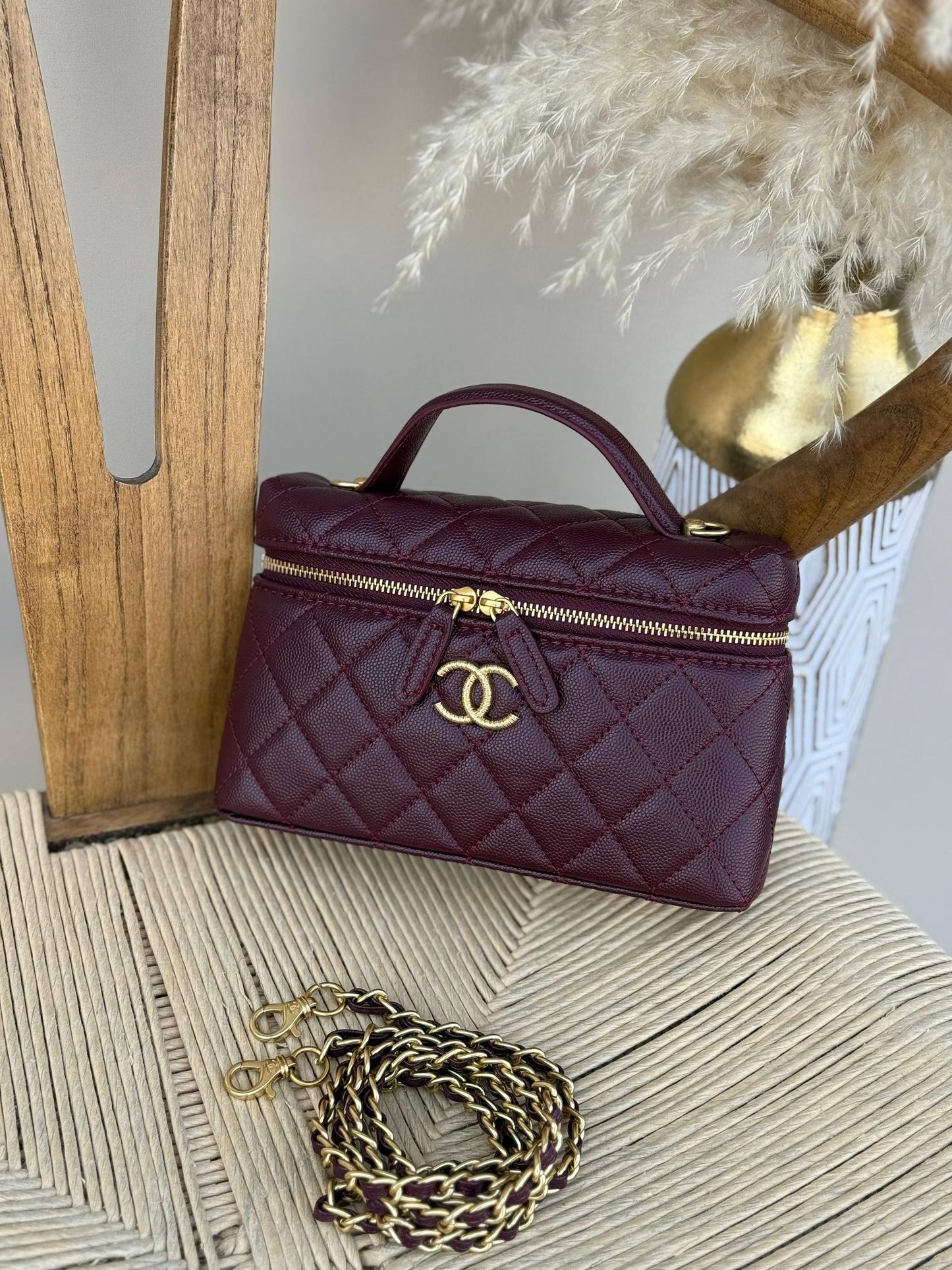New collection✨✨✨
CHANEL
19cm
340 dhs❣️
Top quality 
With box🎁

Zain167
♥️♥️♥️
