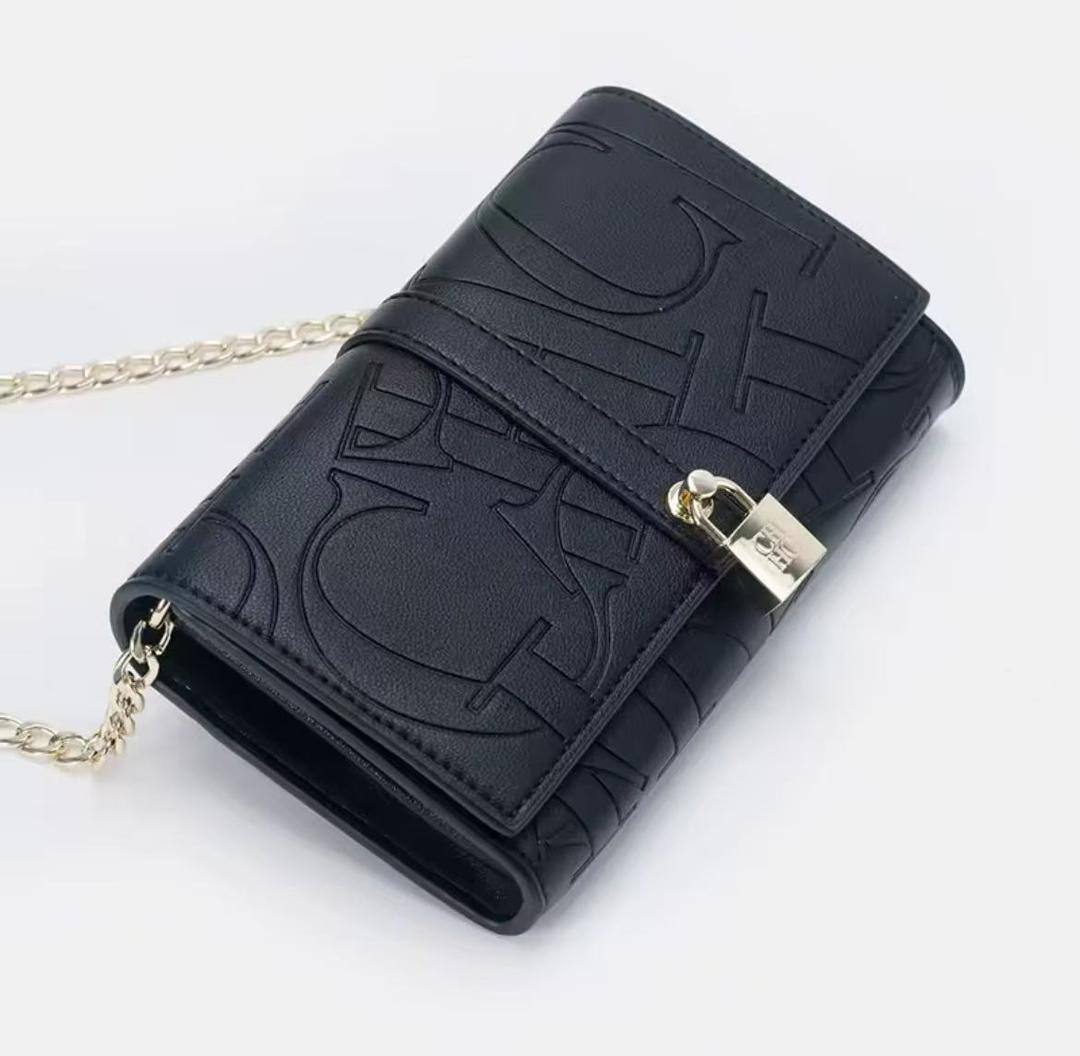 CH
95 dhs🪙
size：19.5×12.5×5cm

Good quality 

with box
🎁🎁🎁

Zain39
♥️♥️♥️