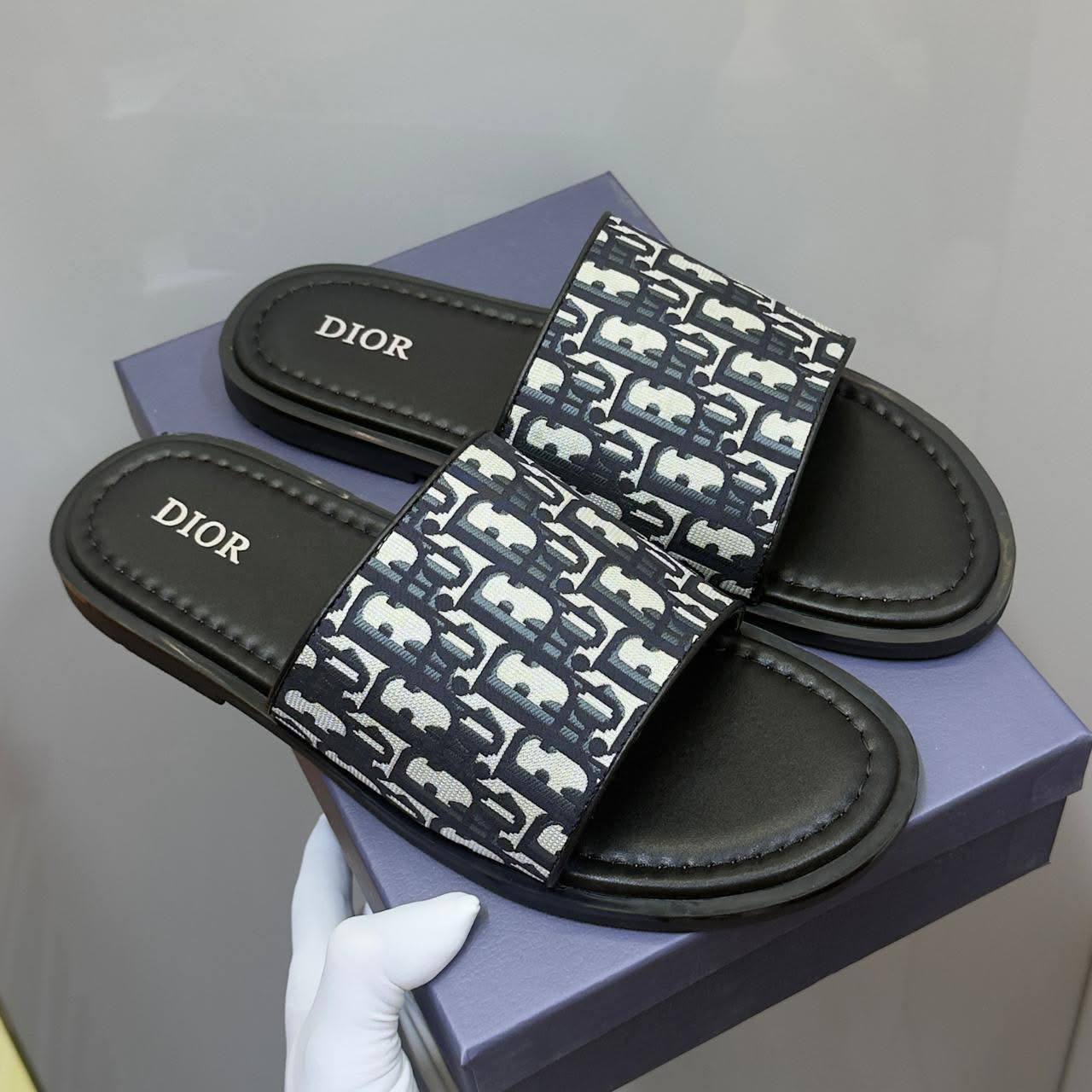 DIOR SLIPPER
GOOD QUALITY
100 dhs✅
   Size 40-45

Zain40
♥️♥️♥️