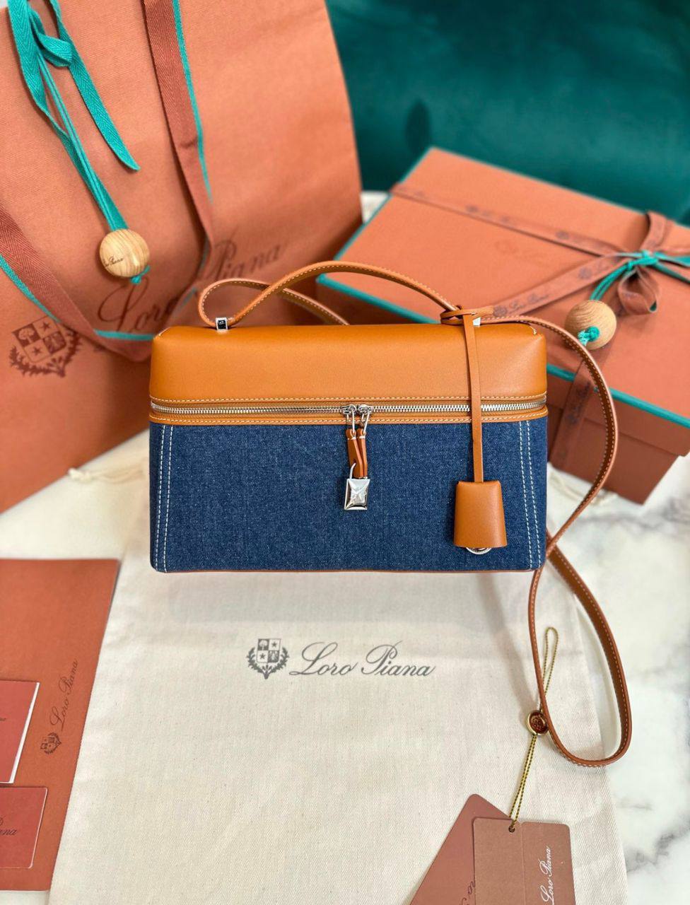 Loro Piana
90 dhs🇦🇪
SIZE：19cm
High-quality 

with box🎁🎁🎁

Zain35
♥️♥️♥️
