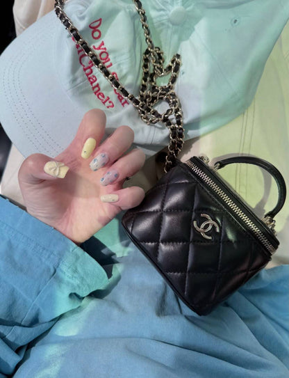 Chanel

100 dhs🇦🇪🇦🇪

SIZE：small

Good-quality 
with box

Zain35 
♥️♥️♥️
