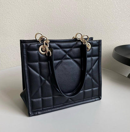 DIOR 
GOOD QUALITY 
110 dhs🇦🇪🇦🇪

Zain295
♥️♥️♥️