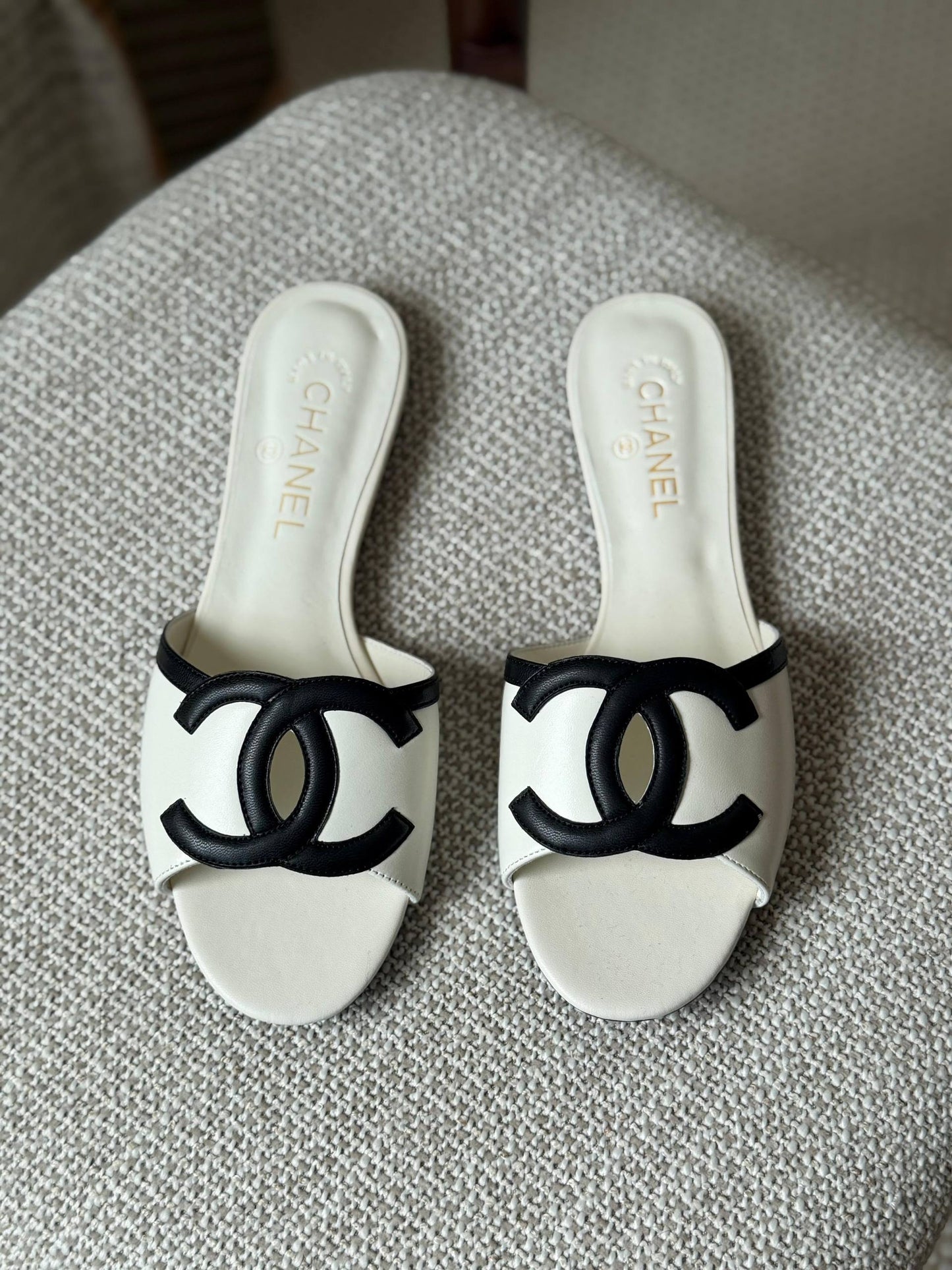CHANEL 
✨ Collection
👠 36–41
💎 Premium Quality
🔥 Super Master
450 dhs✅

Zain198
♥️♥️♥️