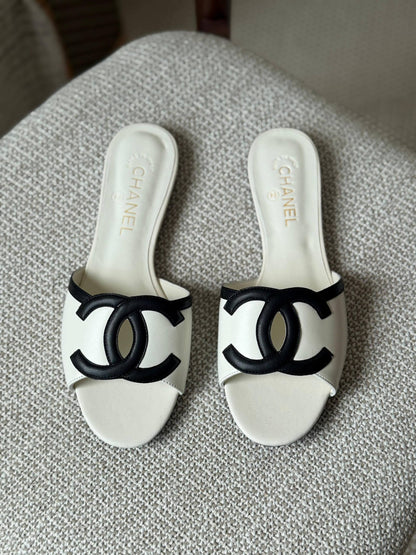 CHANEL 
✨ Collection
👠 36–41
💎 Premium Quality
🔥 Super Master
450 dhs✅

Zain198
♥️♥️♥️