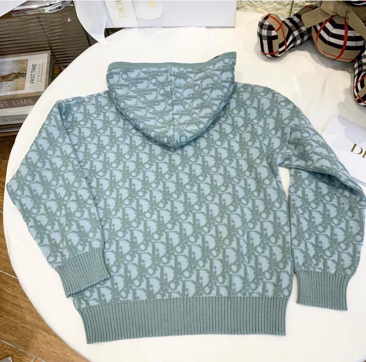 Dior 
Super master quality 😍
Size:2/ 12years old
250 dhs🪙🌨️

Zain261
♥️♥️♥️