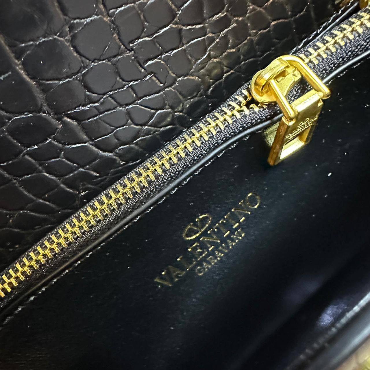 VALENTINO 

NEW CANE GOOD QUALITY 

SMALL SIZE 

WITH BOX 
🎁🎁🎁

110 dhs✅

Zain39
♥️♥️♥️