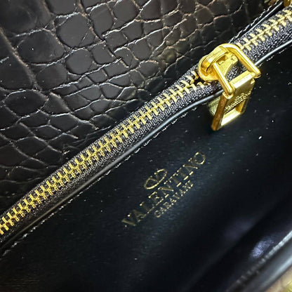 VALENTINO 

NEW CANE GOOD QUALITY 

SMALL SIZE 

WITH BOX 
🎁🎁🎁

110 dhs✅

Zain39
♥️♥️♥️