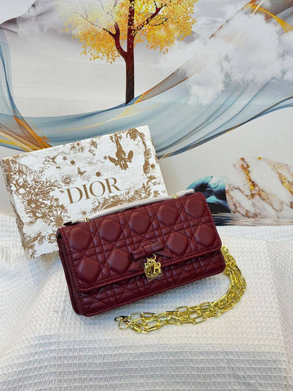 DIOR 😇
BEST QUALITY WITH BOXS 
120 dhs✅
SIZE 21 CM

Zain290
♥️♥️♥️
