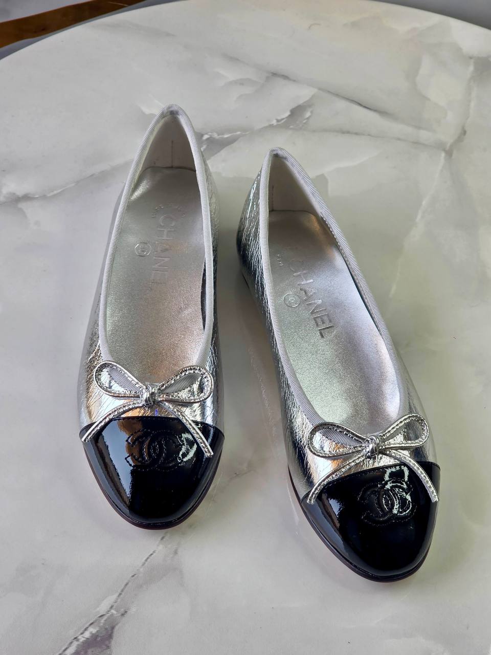 Chanel
Super *AAA* *+* Quality 💯 
With original packing🎁🎁
SIZE:36and42
450 dhs🇦🇪🇦🇪

Zain309
♥️♥️♥️