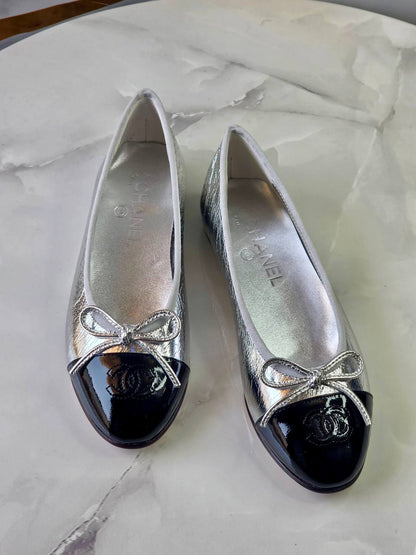 Chanel
Super *AAA* *+* Quality 💯 
With original packing🎁🎁
SIZE:36and42
450 dhs🇦🇪🇦🇪

Zain309
♥️♥️♥️