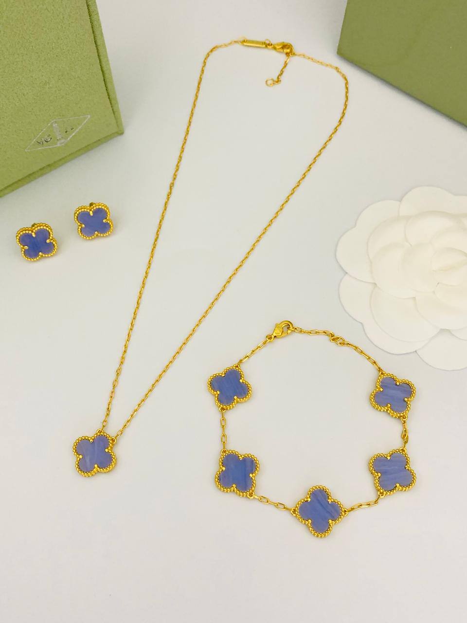 VCA Set*_🌼💫
*NECKLACE 1 FLOWER*
*BRACELET 5 FLOWER*
*EARRING   1* *FLOWER*  
145 dhs❤️
       _*WITH*_
    *Good Box* 📦

Zain89
♥️♥️♥️
