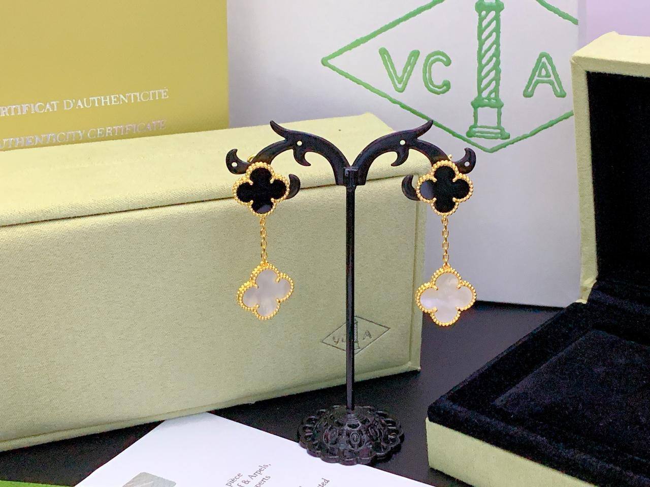 VCA 
EARRING 
MASTER💫✨
60 DHS✅
WITH BOX AND PAPER BAG🛍️🎁

Zain89
♥️♥️♥️