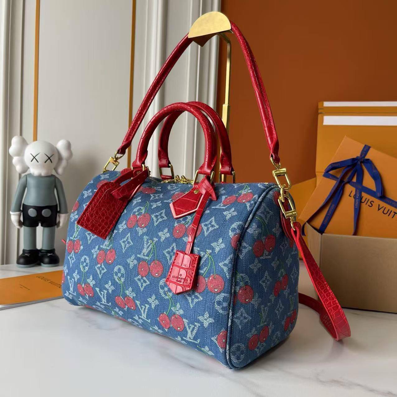 LV 
Master 
330 dhs💓

Zain228
♥️♥️♥️