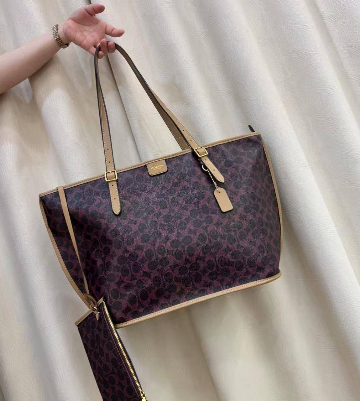 COACH 
HIGH QUALITY 
120 dhs🇦🇪🇦🇪
Size:50cm

Zain295
♥️♥️♥️