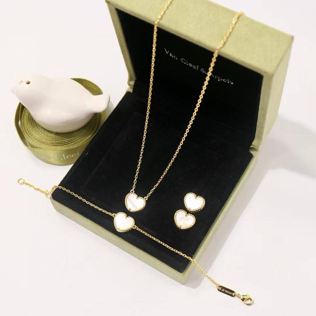VCA SET❤️‍🔥*
Necklace 🦋
Earring🤯
Bracelet 💥
Master quality 💯
With normal boxes 📦 
115 dhs✅
With master box 🗃️ 
140 dhs✅

Zain216
♥️♥️♥️