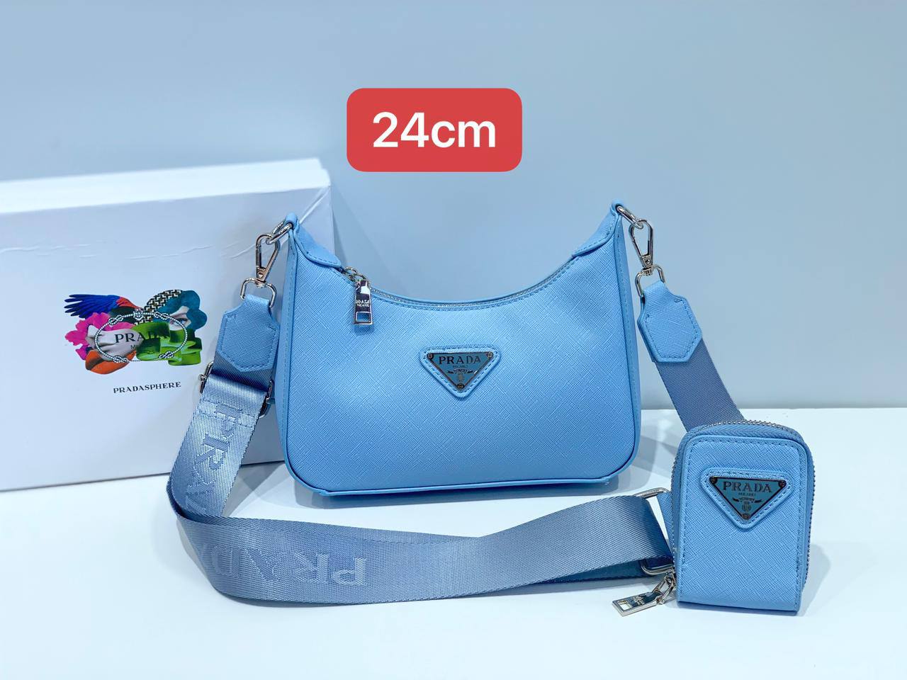 Prada

with box
🎁🎁🎁

100 dhs💓

Zain102
♥️♥️♥️