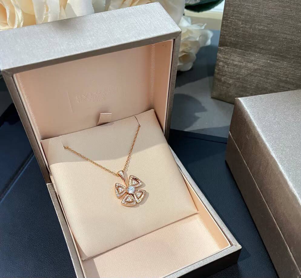 Bvlgari Necklace 🎀
Master quality 
Rose gold

*55* AED normal box 📦 
*85* AED with same original box 🗃️

Zain48
♥️♥️♥️