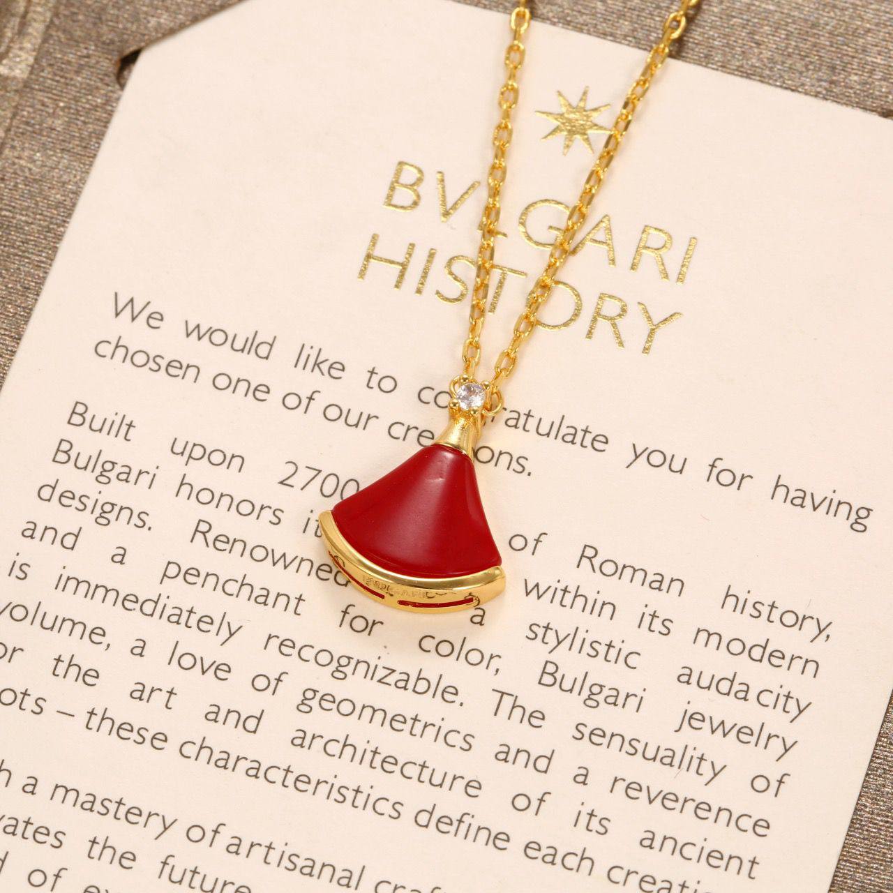 BVLGARI ❤️‍🔥*
Necklace 🍁
Master quality 💯
With normal boxes 📦 
50 dhs🇦🇪
With master box 🗃️ 
90 dhs🇦🇪

Zain216
♥️♥️♥️