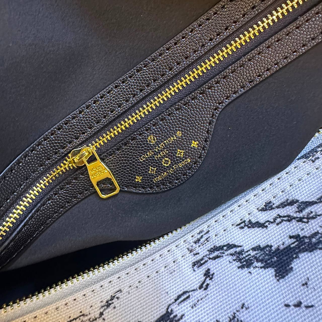 LOUIS VUITTON 

TRAVLLING  BAG


NEW DESIGN 

MASTER QUALITY 

250 DHS……(with leather)

Zain295
♥️♥️♥️