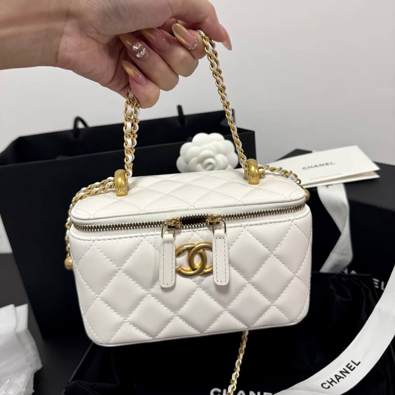 Chanel

High quality

With box 

100 DHS🇦🇪🇦🇪🇦🇪

Zain50
♥️♥️♥️