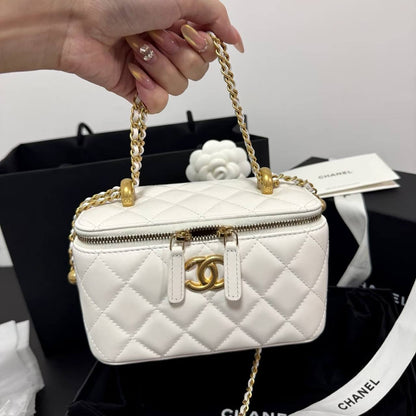 Chanel

High quality

With box 

100 DHS🇦🇪🇦🇪🇦🇪

Zain50
♥️♥️♥️
