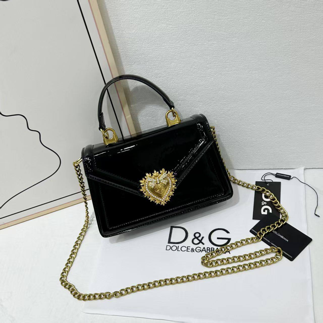 D&G
good quality 
with box 
🎁🎁🎁

100 dhs✅

Zain39
♥️♥️♥️