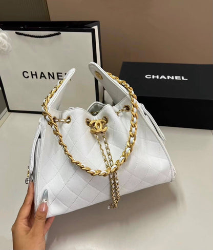 CHANEL 

COPY ONE 
NEW CAME 
WITH BOX 
215 dhs🇦🇪🇦🇪

Size:26cm

Zain295
♥️♥️♥️