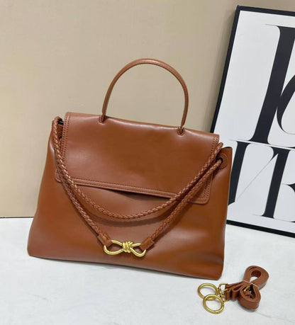 BOTTEGA 
HIGH QUALITY 
100 dhs✅
SIZE: 35cm

Zain39
♥️♥️♥️