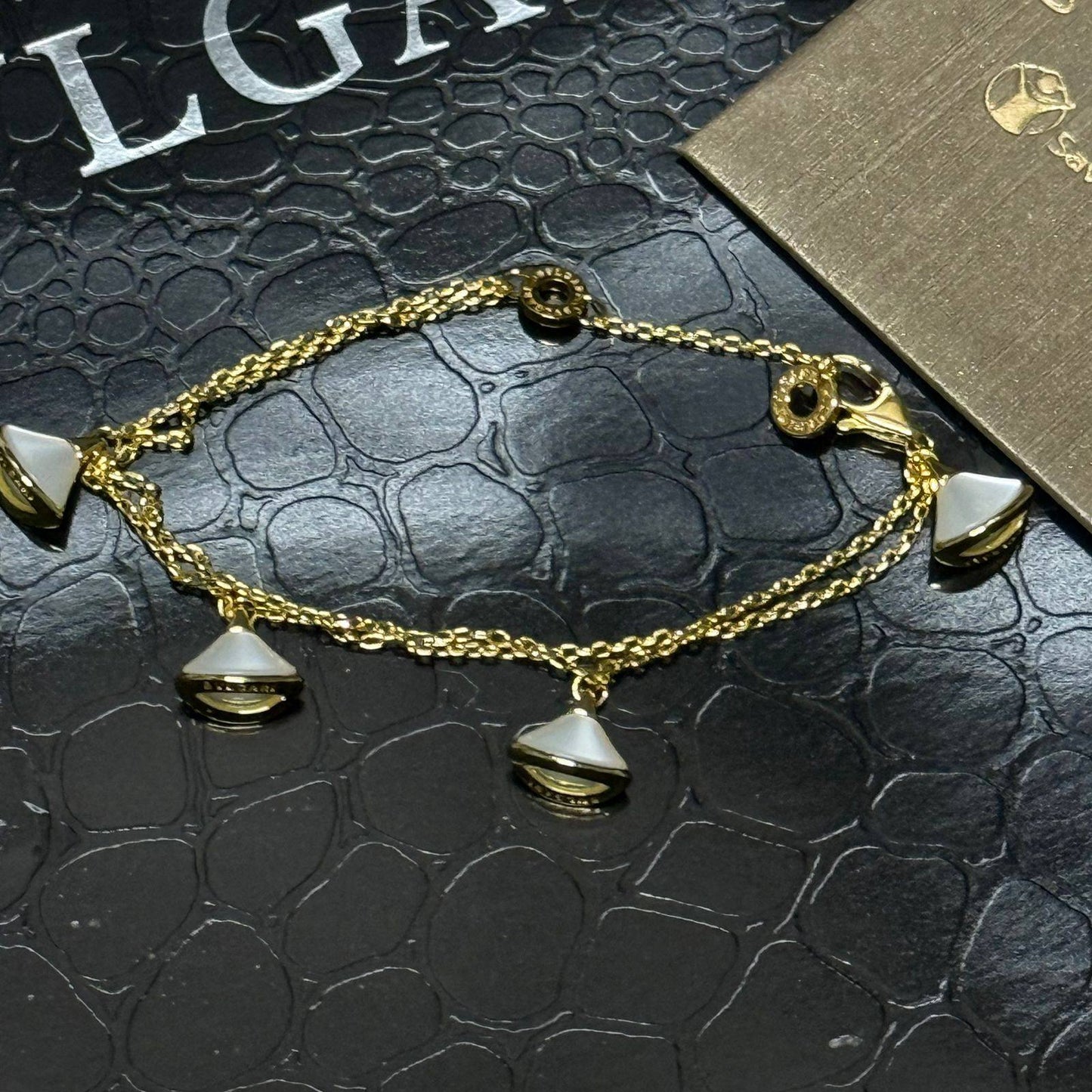 BVLGARI ❤️‍🔥*
Bracelet ❣️
Master quality 💯
With normal boxes 📦 
55 dhs🌺
With master box 🗃️ 
90 dhs🌺

Zain216
♥️♥️