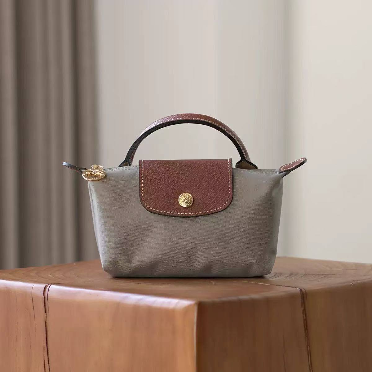 Long Champ
50 dhs✅
Mini size

Zain219
♥️♥️♥️