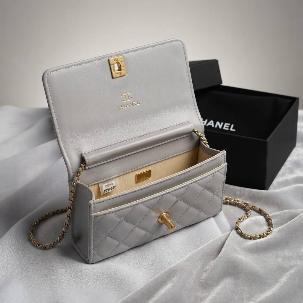 Chanel ᴡᴀʟʟᴇᴛ ᴏɴ ᴄʜᴀɪɴ
ғʟᴀᴘ ᴍᴀɢɴᴇᴛ ʟᴏᴄᴋ
ᴄᴀᴠɪᴀʀ ʟᴇᴀᴛʜᴇʀ ᴍᴀᴛᴇʀɪᴀʟ
ɢᴏʟᴅ ʜᴀʀᴅᴡᴀʀᴇ.
sɪᴢᴇ: 19 cm
ᴡɪᴛʜ BOX

75 dhs🇦🇪🇦🇪

Zain31
♥️♥️♥️