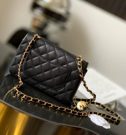 CHANEL

 RESTOCK 
GOOD QUALITY 

WITH BOX 
100 dhs🇦🇪🇦🇪

Size:22cm

Zain295
Zain39
♥️♥️♥️