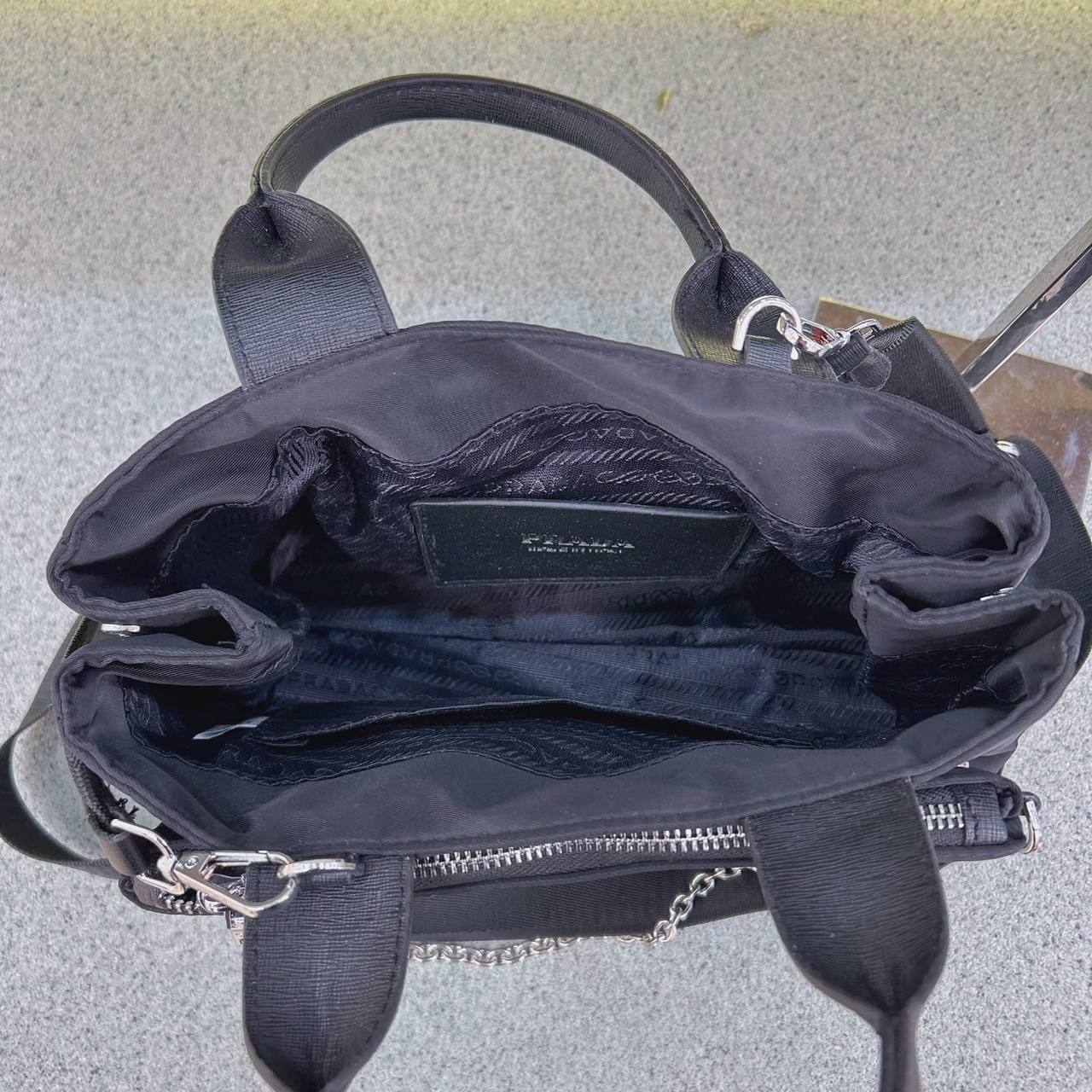 Prada ᴛᴏᴘ ʜᴀɴᴅʟᴇ 
ᴄʀᴏssʙᴏᴅʏ ʙᴀɢ
ʀᴇᴍᴏᴠᴀʙʟᴇ ᴢɪᴘ ᴘᴏᴜᴄʜ
ᴡɪᴛʜ ᴄʜᴀɪɴ sᴛʀᴀᴘ
ᴀʟsᴏ ᴛʀɪᴍ ʟᴏɴɢ sᴛʀᴀᴘ
ɪɴ ɴʏʟᴏɴ ʙʟᴀᴄᴋ ᴍᴀᴛᴇʀɪᴀʟ
ɪɴ ɴᴀᴘᴘᴀ ʟᴏɢᴏ ᴛʀɪᴀɴɢʟᴇ
sɪʟᴠᴇʀ ʜᴀʀᴅᴡᴀʀᴇ
sɪᴢᴇ : 29 cm

90 dhs🇦🇪🇦🇪

Zain31
♥️♥️♥️
